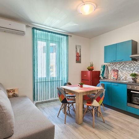 Apartment Amfiteatar Moris Pola Esterno foto