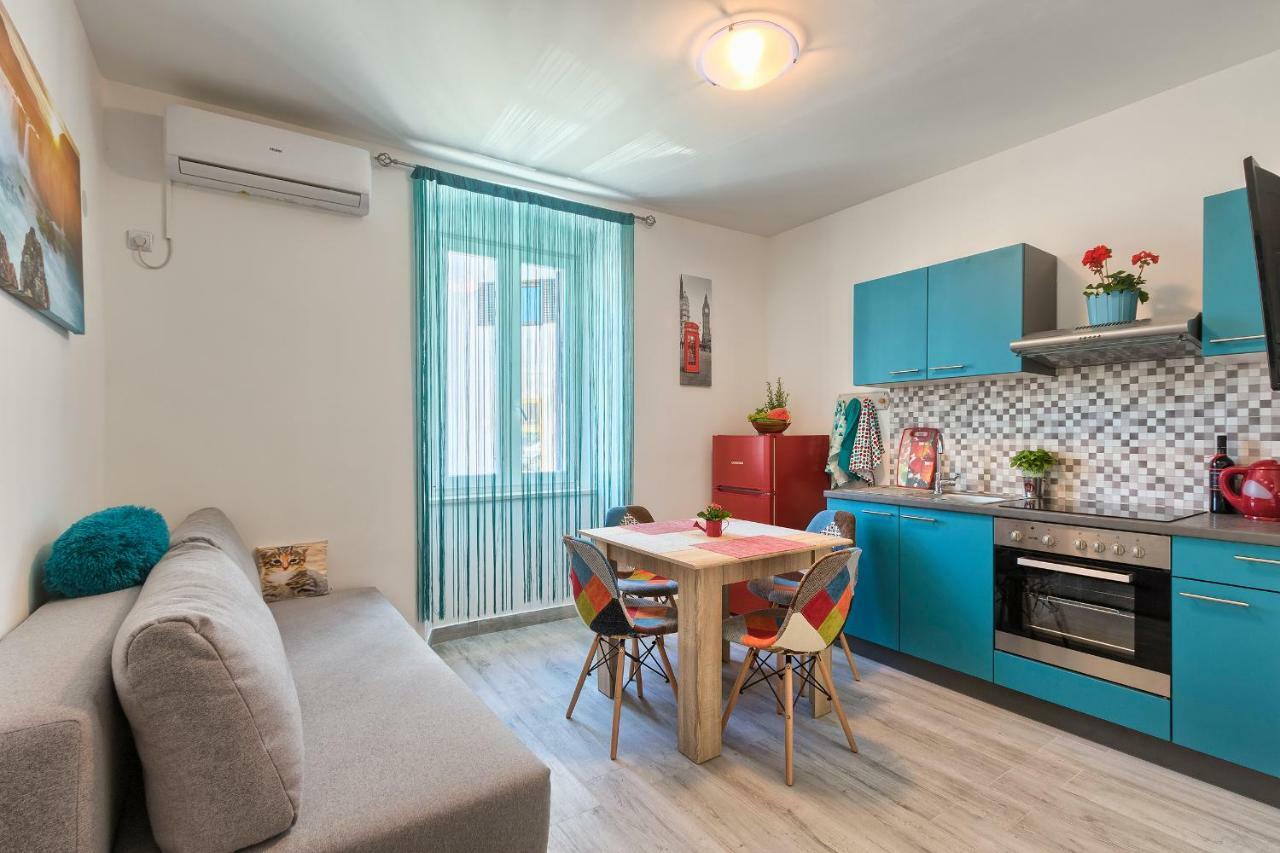 Apartment Amfiteatar Moris Pola Esterno foto