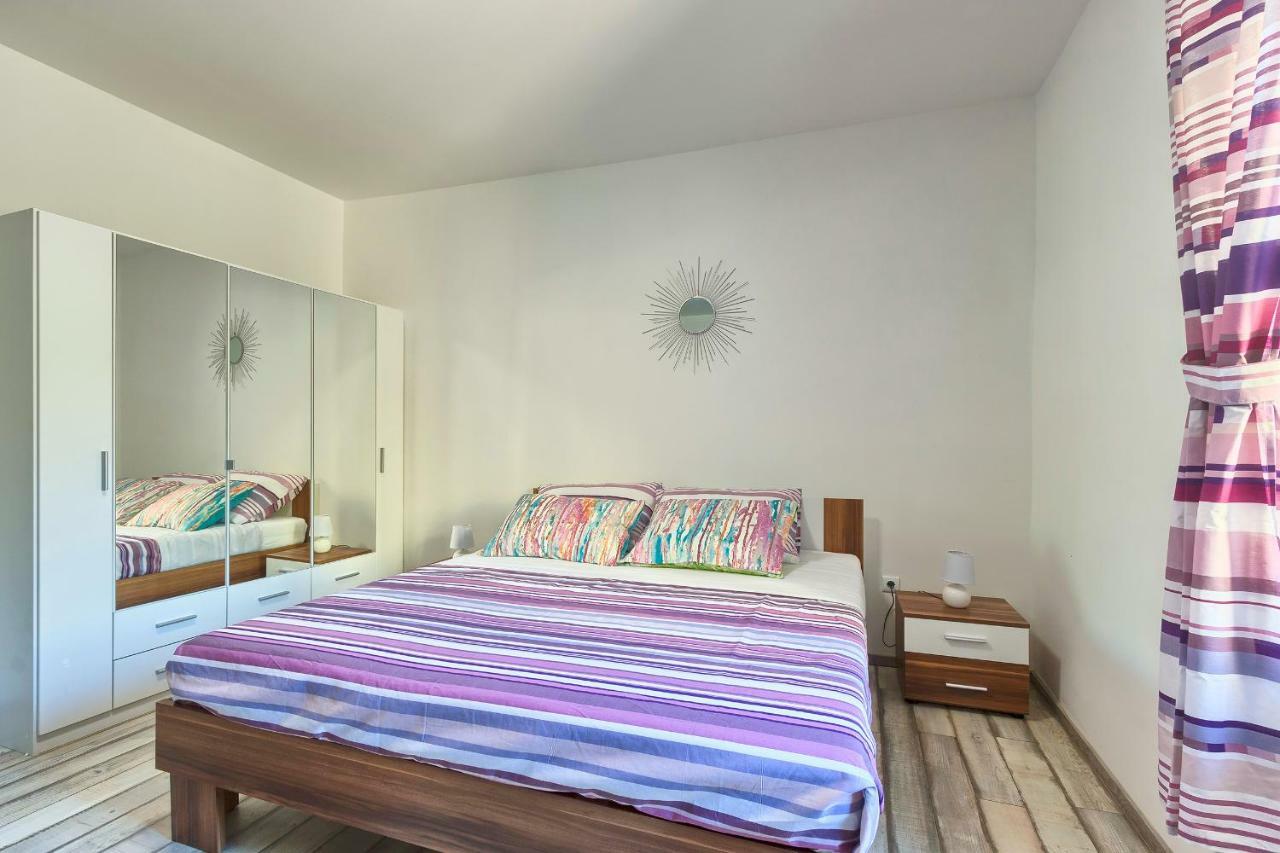 Apartment Amfiteatar Moris Pola Esterno foto