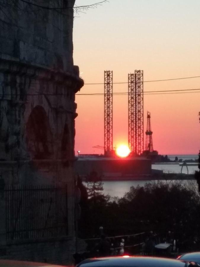 Apartment Amfiteatar Moris Pola Esterno foto